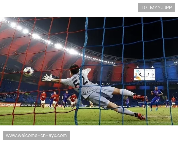 前锋禁区快速反应训练:脚下处理与转身射门一体化 前锋禁区快速反应训练:脚下处理与转身射门一体化